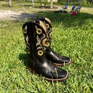 cute floral boots🌼